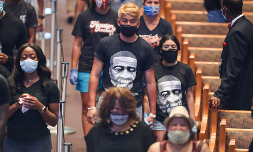 플로이드 고향 추모식 조문 물결 미국에서 백인 경찰의 과잉 진압으로 사망한 흑인 조지 플로이드의 관이 그의 고향인 텍사스주 휴스턴의 한 교회로 옮겨진 뒤 8일(현지시간) 열린 추모식에서 시민들의 조문이 이어지고 있다. 이날 민주당 대선 후보인 조 바이든 전 부통령은 1시간 넘게 유가족과 만나 위로를 전한 것으로 알려졌다. 장례식은 9일 비공개로 치러진다. 휴스턴=AFP연합뉴스