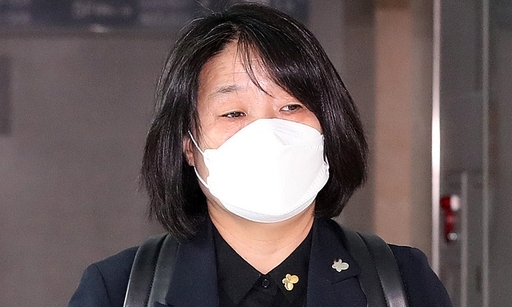 8일 오전 서울 여의도 국회 의원회관 내 사무실로 출근하고 있는 더불어민주당 윤미향 의원. 뉴스1