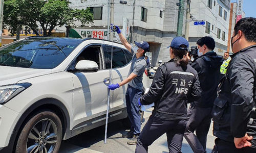 경주경찰서와 국과수 관계자들이 9일 사고현장에서 관련장비를 이용해 운전자의 시야 등을 확인하는 2차 현장검증을 실시하고 있다. 연합뉴스
