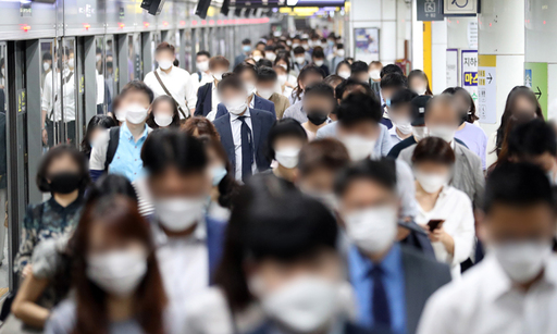 8일 오전 서울 종로구 지하철 5호선 광화문역에서 출근길 시민들이 발걸음을 재촉하고 있다. 뉴스1