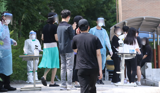 서울 중랑구 원묵고등학교 학생들이 지난 6월 8일 교내에 마련된 임시 선별진료소에서 코로나19 검사를 받기 위해 기다리고 있다. 연합뉴스