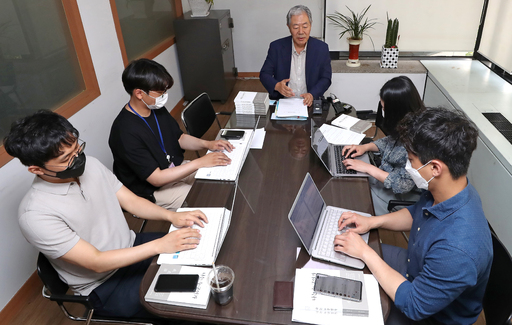 9일 서울 서초구 법무법인 동북아 사무실에서 ‘비선실세’ 최서원(개명 전 최순실)씨의 변호인인 이경재 변호사가 2일 앞으로 다가온 최씨의 재상고심 선고에 관한 기자간담회를 하고 있다. 연합뉴스