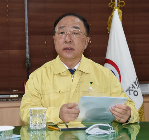 홍남기 부총리 겸 기획재정부 장관이 10일 정부서울청사에서 2020년 5월 고용동향을 주요내용으로 관계장관회의(녹실회의)를 주재하고 있다. 기획재정부 제공