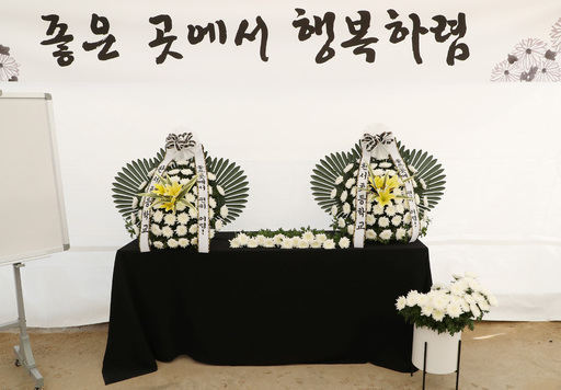 충남 천안에서 친부의 동거녀에 의해 여행용가방에 갇혀 숨진 9살 아이가 다니던 초등학교에 마련된 추모공간. 뉴스1