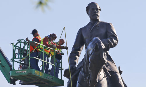 인종차별 상징물 철거 조지 플로이드 사망사건에 따른 인종차별 반대시위를 계기로 남북전쟁 시절 노예제를 고수했던 남부연합을 상징하는 인물들의 흔적을 청산하려는 움직임이 확산하고 있다. 버지니아주 리치먼드에 세워진 로버트 리 남부연합군 사령관 기마상은 주지사의 철거 방침에 따라 8일(현지시간) 조사가 이뤄졌다. 리치먼드=AP연합뉴스