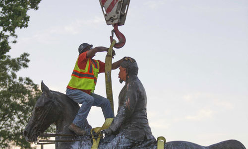 인종차별 상징물 철거 켄터키주 루이스빌에 있는 남부군 장교 존 B 캐슬먼의 동상은 이날 기단에서 철거되고 있다. 루이스빌=AP연합뉴스