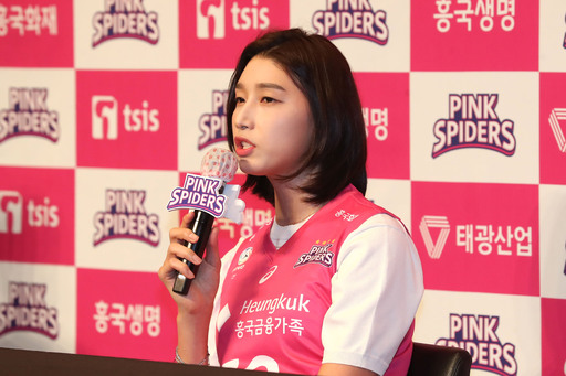 친정팀인 흥국생명과 계약하며 V리그에 복귀한 김연경이 10일 밀레니엄 힐튼 서울 호텔에서 열린 복귀 기자회견에서 취재진의 질문에 대답하고 있다. 뉴스1