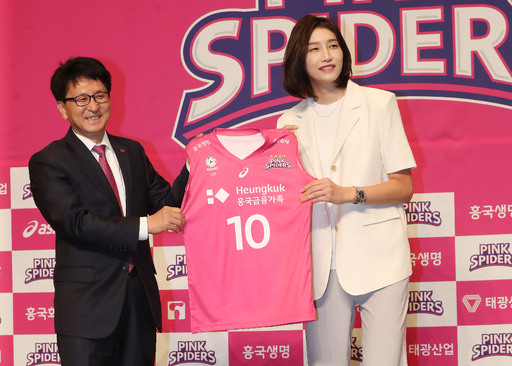 친정팀인 흥국생명과 계약하며 V리그에 복귀한 김연경(오른쪽)이 10일 밀레니엄 힐튼 서울 호텔에서 열린 복귀 기자회견에서 김여일 흥국생명 단장으로부터 유니폼을 받은 뒤 환하게 웃고 있다. 뉴스1