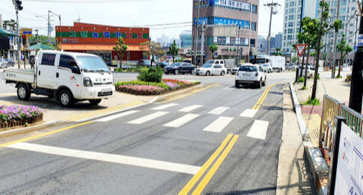 충남 서산에서 등굣길에 횡단보도를 건너던 초등학생이 음주 상태의 60대 남성이 몰던 SUV 차량에 치여 숨지는 사고가 발생했다고 서산경찰서가 11일 밝혔다. 60대 남성의 혈중알코올농도는 면허정지 수준인 0.031％로 나타났다. 사진은 어린이 사망 교통사고 발생한 서산경찰서 네거리 횡단보도. 연합뉴스