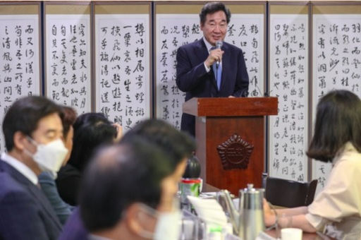 더불어민주당 이낙연 의원이 11일 서울 여의도 국회 의원회관에서 열린 언론인 출신 21대 국회의원 간담회에서 인사말을 하고 있다. 연합뉴스