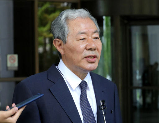 대법원이 최서원(개명 전 최순실)씨의 국정농단 사건에 대해 징역 18년, 벌금 200억원, 추징금 63억여원을 선고한 11일 오전 최 씨의 변호인 이경재 변호사가 서울 서초구 대법원에서 재판을 마친 뒤 입장을 밝히고 있다. 연합뉴스