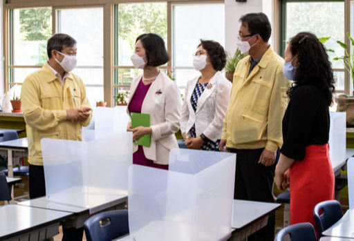 박백범 교육부 차관이 11일 오후 서울 양천구 경인초등학교를 찾아 학교 관계자로부터 신종 코로나바이러스 감염증(코로나19) 방역 상황에 대한 설명을 듣고 있다. 뉴스1