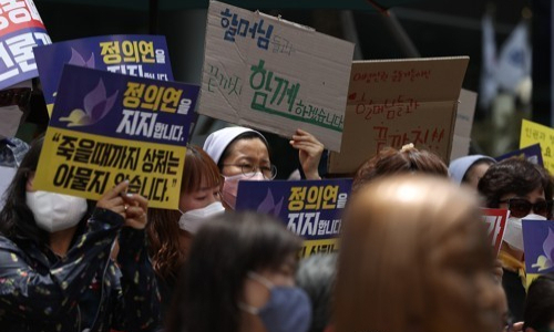 지난 6월 10일 오후 서울 종로구 옛 주한 일본대사관 앞에서 열린 '제1443차 일본군 위안부 피해자 문제해결을 위한 정기 수요시위'에서 참가자들이 손팻말을 들고 있다. 연합뉴스