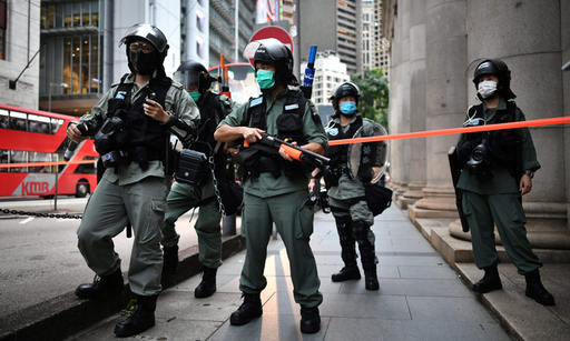 중국 본토 송환 허용 법안에 반발해 민주화 시위가 발생한 지 1년이 되는 2020년 6월 9일 홍콩 센트럴에서 민주화 행진을 앞두고 전경들이 경계를 서고 있다. 홍콩=AFP연합뉴스