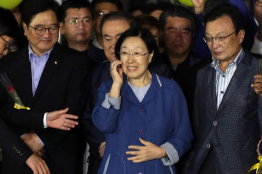 한명숙 전 국무총리가 2017년 8월 23일 경기도 의정부교도소에서 만기출소하고 있다. 최근 더불어민주당 지도부는 검찰의 강압 수사, 위증 종용 의혹 등에 대한 재조사를 촉구하고 있다. 연합뉴스