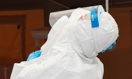 11일 서울 양천구보건소에 마련된 선별진료소에서 한 의료진이 스트레칭을 하고 있다. 뉴스1