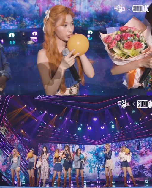 가창력 논란 직후 지난 12일 방송된 KBS2TV ‘음악중심’에서 헬륨 가스를 마시고 앙코르 무대를 꾸미는 트와이스. 사진=유튜브 캡처