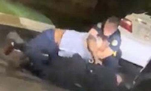 총격 순간 지난 12일(현지시간) 미국 조지아주 애틀란타의 패스트푸드 식당 웬디스 인근에서 흑인 청년 레이샤드 브룩스(27)가 경찰의 체포에 저항해 몸싸움을 벌이다가(아래사진) 테이저건을 빼앗아 뒤따라오는 경찰을 향해 쏘는 모습. 브룩스는 테이저건을 쏨과 동시에 백인 경찰의 총에 맞아 숨졌다. 백인 경찰의 과잉진압으로 사망한 흑인 조지 플로이드의 장례식 사흘 만에 벌어진 일이다. 조지아주 수사국 트위터 캡쳐