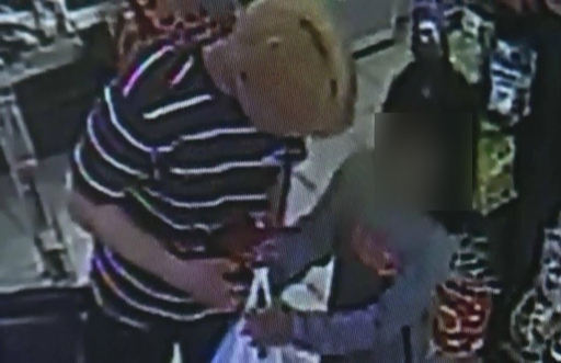 지난달 29일 경남 창녕 집에서 친모와 계부의 학대를 피해 탈출한 C(9·오른쪽)양이 자신을 발견하고 도와준 주민이 편의점에서 사주는 먹거리를 건네받는 장면이 CCTV에 찍혔다. 연합뉴스