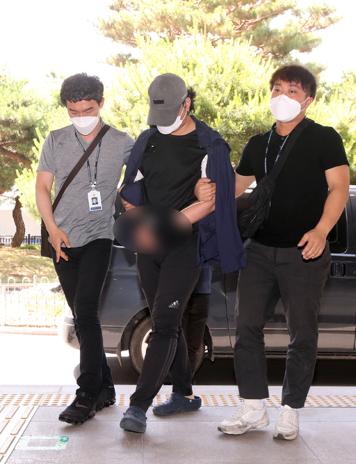 15일 오전 창녕 아동학대 계부가 영장실질심사(구속 전 피의자 심문)를 받기 위해 경남 창원지방법원 밀양지원으로 출석하고 있다. 뉴스1