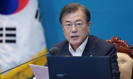 문재인 대통령이 15일 청와대에서 수석·보좌관 회의를 주재하고 있다. 연합뉴스