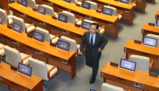 21대 국회 첫 상임위원장 선출을 위해 15일 열린 국회 본회의에서 미래통합당 주호영 원내대표가 의사진행발언을 마친 뒤 통합당 의원들의 빈자리 옆을 지나고 있다. 이날 주 원내대표는 사의를 표명했다. 연합뉴스