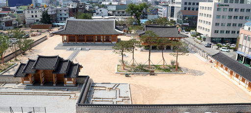 전북 전주시 중앙동 옛 전북도 청사 자리에 새롭게 복원된 전라감영 모습.