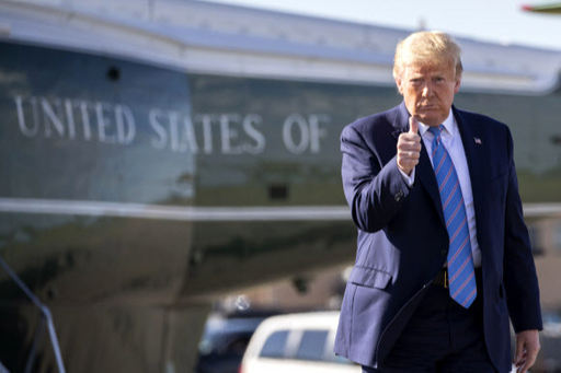 도널드 트럼프 대통령이 생일을 맞은 지난 14일(현지시간) 뉴저지 주 베드민스터 골프 클럽에서 주말을 보낸 뒤 인근의 모리스타운 뮤니시펄 공항에서 워싱턴으로 향하는 전용기에 오르기 위해 활주로를 걸어가며 엄지를 세우고 있다. 모리스타운 AP=연합뉴스