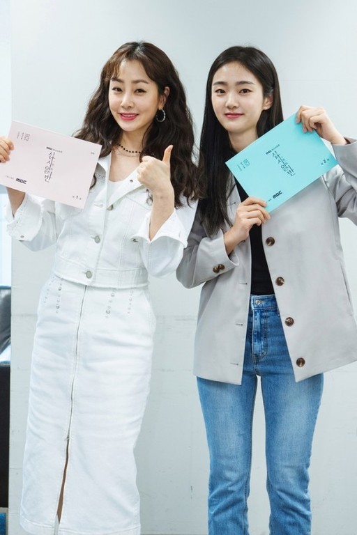 내달 첫 방송되는 MBC 드라마 ‘십시일반’에 출연하는 배우 오나라(왼쪽)와 김혜준이 16일 대본을 들고 포즈를 취하고 있다.