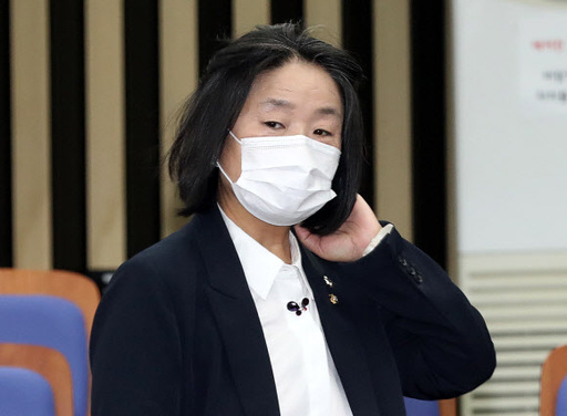 지난 6월 12일 오후 서울 여의도 국회에서 열린 의원총회에 참석한 윤미향 더불어민주당 의원. 뉴스1