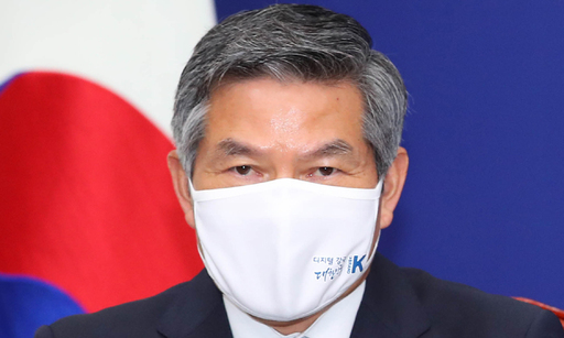 정경두 국방부 장관이 18일 서울 여의도 국회에서 열린 더불어민주당 외교안보통일자문회의에 굳은 표정으로 참석해 있다. 뉴시스