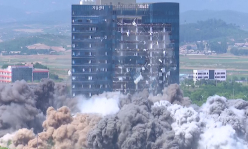 17일 조선중앙TV가 개성 남북공동연락사무소를 폭파하는 장면을 보도했다. 조선중앙TV 캡쳐
