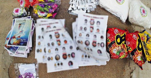 18일 이재명 경기도지사가 SNS에 올린 대북전단 내용물 사진. 전단과 식료품 등이 들어 있다. 페이스북 캡쳐