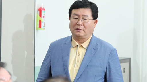 더불어민주당 설훈 최고위원이 19일 오전 서울 여의도 국회에서 열린 최고위원회의에 입장하고 있다. 연합뉴스