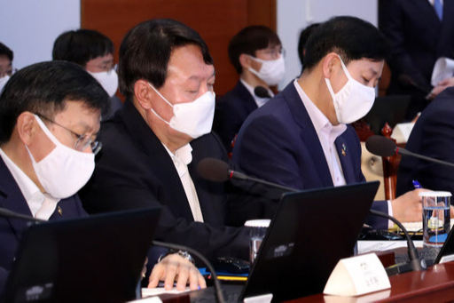 윤석열 검찰총장이 22일 오후 청와대에서 열린 제6차 공정사회 반부패정책협의회에서 문재인 대통령의 발언을 듣고 있다. 연합뉴스