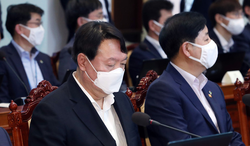 윤석열(왼쪽) 검찰총장이 22일 청와대 여민관에서 열린 제6차 공정사회 반부패정책협의회에 참석해 앉아 있다. 뉴시스