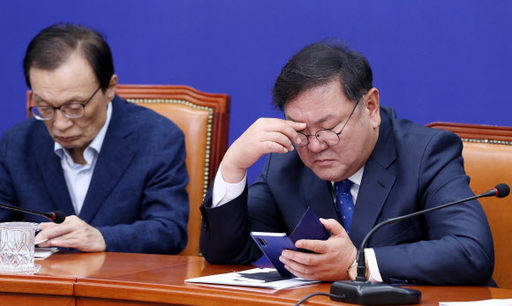 더불어민주당 김태년 원내대표가 22일 오전 서울 여의도 국회에서 열린 최고위원회의에서 휴대전화를 살펴보고 있다. 연합뉴스