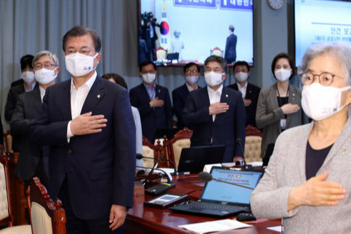 문재인 대통령이 22일 오후 청와대에서 열린 제6차 공정사회 반부패정책협의회에서 국기에 경례하고 있다. 연합뉴스