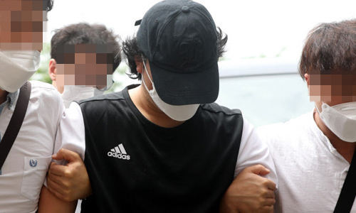 경남 창녕 아동학대 계부가 13일 오전 경남 창녕경찰서 별관 조사실로 이동하고 있다. 연합뉴스