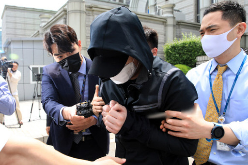 ‘박사방’ 유료회원 남모씨가 지난 3일 서울 서초구 서울중앙지법에서 열린 영장실질심사를 마치고 법정을 나서고 있다. 뉴스1