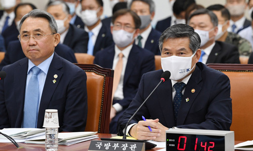 답변하는 국방장관 정경두 국방부 장관이 22일 국회에서 열린 국회 국방위원회 전체회의에서 의원들의 질의에 답변하고 있다. 허정호 선임기자