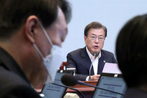 문재인 대통령이 22일 오후 청와대에서 추미애 법무부 장관, 윤석열 검찰총장(왼쪽) 등이 참석한 가운데 열린 제6차 공정사회 반부패정책협의회에서 발언하고 있다. 연합뉴스