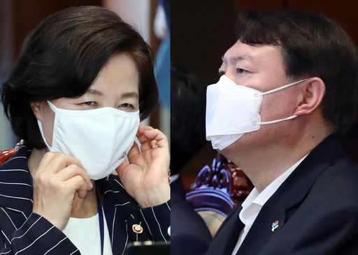 추미애 법무부 장관(왼쪽)과 윤석열 검찰총장이 22일 청와대 여민관에서 열린 제6차 공정사회 반부패 정책협의회에 마스크를 착용한 채 참석해 있다. 뉴시스