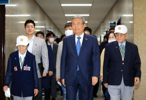 미래통합당 김종인 비상대책위원장이 22일 오전 서울 여의도 국회에서 열린 비상대책위원회의에 참석하고 있다. 연합뉴스