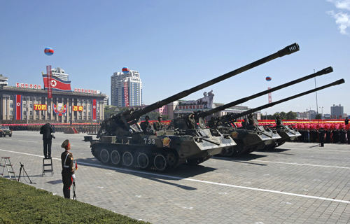 지난 2018년 9월 9일 북한 평양 김일성 광장에서 열린 북한 정권수립 70주년(9·9절) 기념 열병식에서 인민군 탱크부대가 지나가고 있다. 평양=AP·연합뉴스