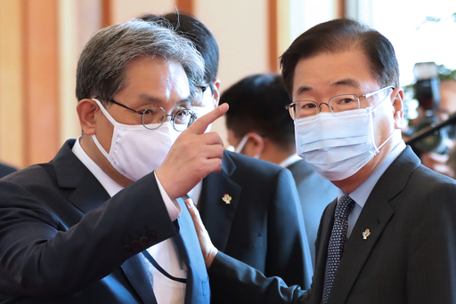 정의용(오른쪽) 청와대 국가안보실장이 지난 16일 노영민 대통령 비서실장과 청와대에서 열린 신임 대사 신임장 수여식을 마친 후 대화하고 있다. 연합뉴스