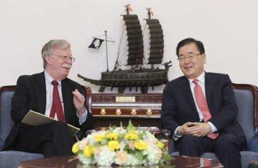 지난해 7월 청와대에서 만난 존 볼턴 당시 백악관 국가안보보좌관(왼쪽)과 정의용 안보실장이 환담하고 있다. 뉴시스