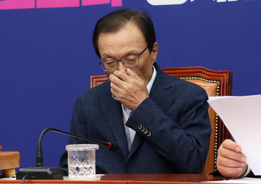 이해찬 더불어민주당 대표가 22일 오전 서울 여의도 국회에서 열린 최고위원회의에서 모두발언을 마치고 얼굴을 만지고 있다. 뉴스1