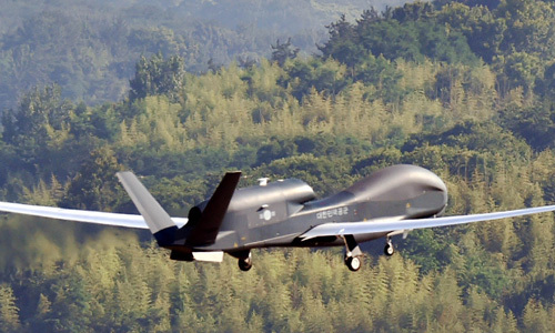 北 움직임 감시… 이륙하는 글로벌호크 고고도 무인정찰기 글로벌호크(RQ-4)가 22일 오전 경남 사천시 모부대에서 이륙하고 있다. 글로벌호크는 북한 전역의 군사도발 움직임을 실시간 감지할 수 있는 첩보 위성급 무인정찰기이다. 사천=뉴시스