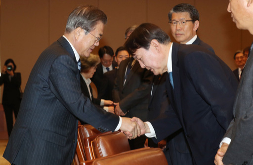 문재인 대통령이 2019년 11월 8일 청와대 본관 집현실에서 열린 ‘공정사회를 향한 반부패정책협의회’에서 윤석열 검찰총장과 악수를 하고 있다. 이른바 ‘조국 사태’ 이후 문 대통령과 윤 총장이 만나는 건 이번이 처음이다. 청와대사진기자단